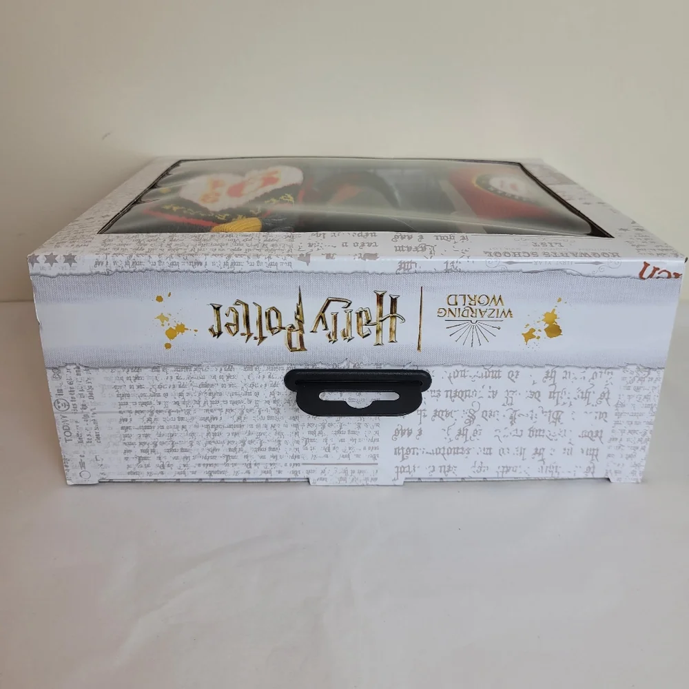 Hogwarts Harry‎ Potter Boxed Gift Set: Coffee Mug, Socks, Beanie Hat. Wizzard.